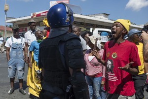 Photo of man arguing with police